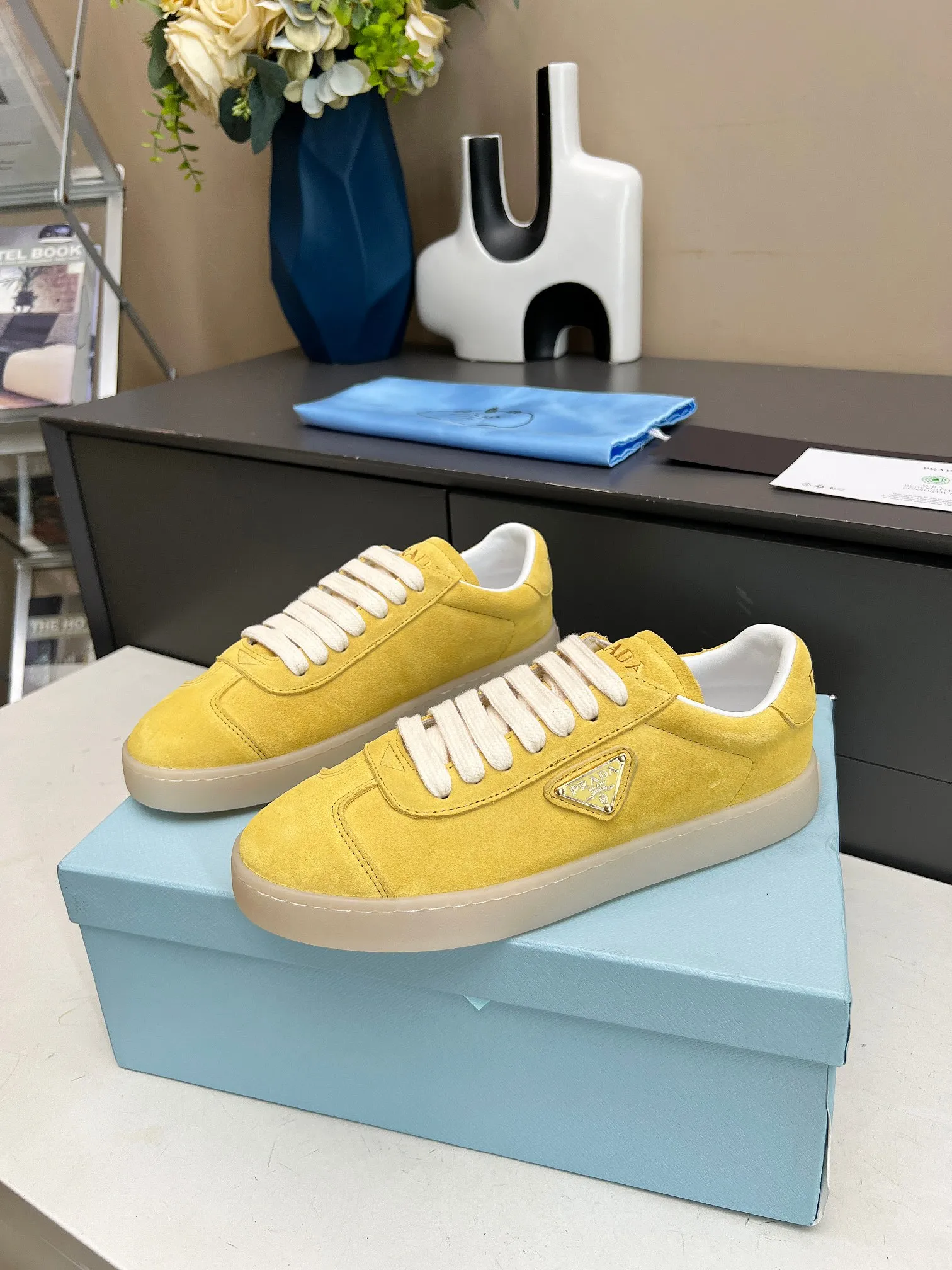 👟👟Ex-factory price 480👟👟 2024 Prada/Prada "couples" metal logo decorated Lane leather sneakers. This sneaker is fashionable and simple, showing the full integration of minimalist style and sports personality. Easy to wear and durable, artistic retro style. Leather material: original imported cowhide. Lining: sheepskin lining. Shoe logo: enamel-coated triangular metal logo. Size: 35-45 (female 41, male 45, custom-made, non-returnable).